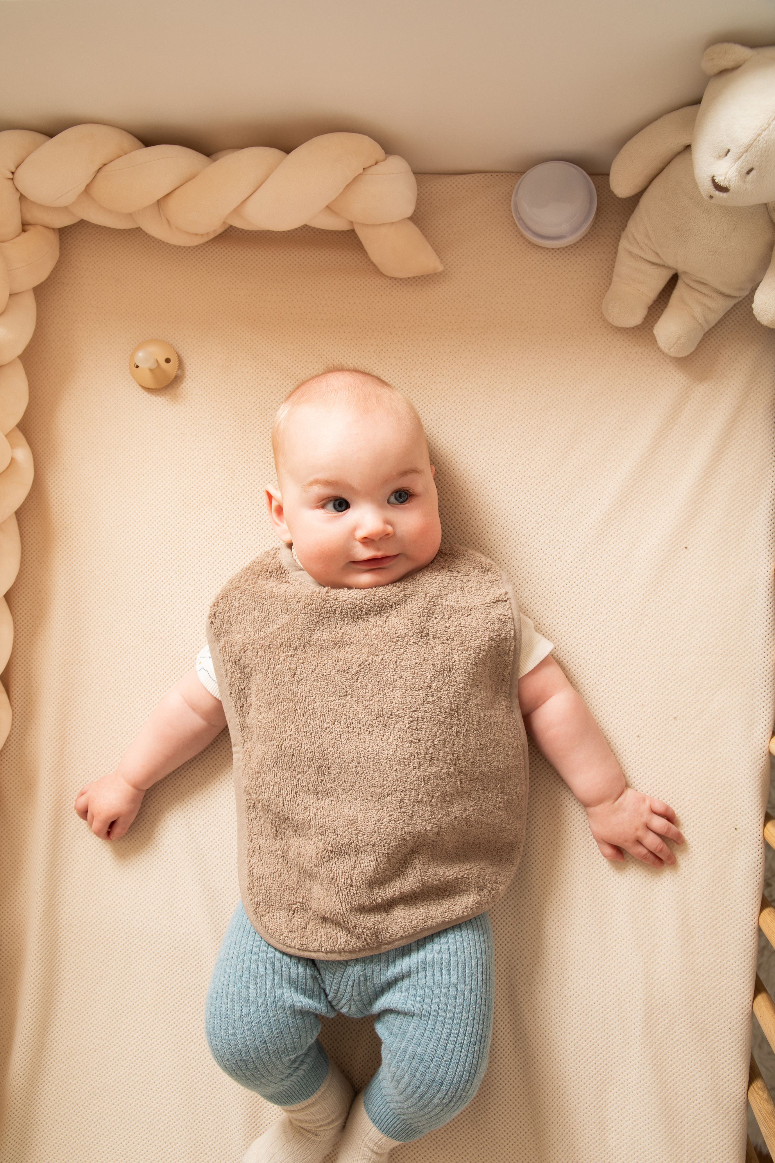 Baby slabbetje met lintjes - 28x37 cm, taupe